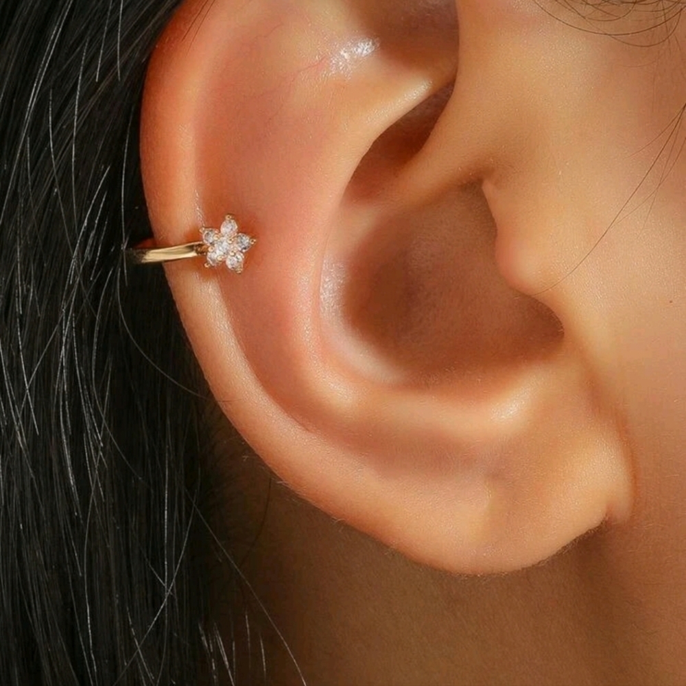 ✨️3 FOR $28✨️🆕️✨️🌼RHINESTONE FLORAL EAR CUFF - GOLD-TONE🌼✨️